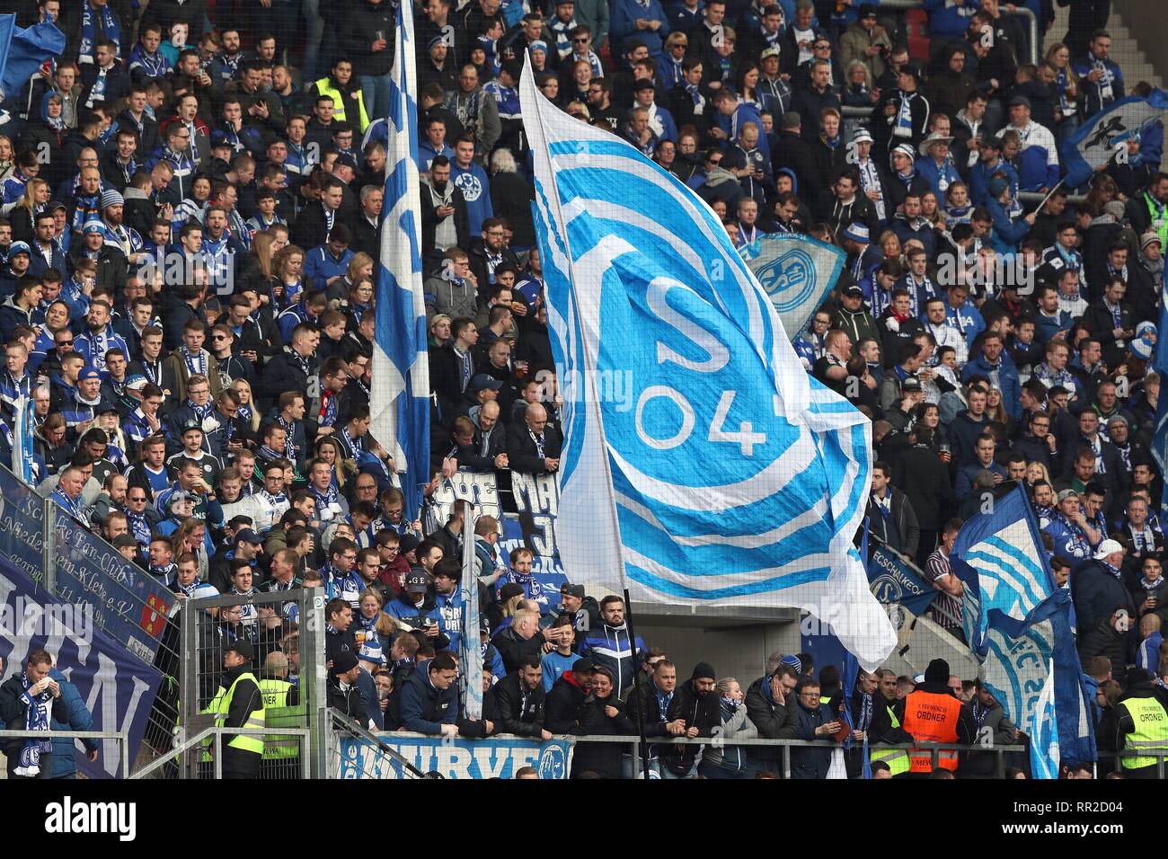 Mainz, Deutschland. 23 Feb, 2019. firo: 23.02.2019 Calcio, calcio: 1. Bundesliga, stagione 2018/2019 FSV FSV Mainz 05 - FC Schalke 04 3: 0 ventola, ventilatori, ventole, ventole, Bandiera, sciarpe, | Utilizzo di credito in tutto il mondo: dpa/Alamy Live News Foto Stock