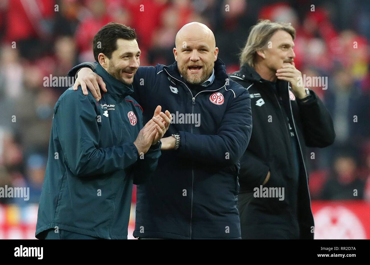 Mainz, Deutschland. 23 Feb, 2019. firo: 23.02.2019 calcio, calcio: 1. Bundesliga, stagione 2018/2019 FSV FSV FSV Mainz 05 - FC Schalke 04 3: 0 FSV autobus, pullman, Sandro nero, gesto, il gesto finale di giubilo, giubilo, tubicini, chiama, FSV Manager, Direttore Sportivo, gestione dello Sport, Rouven Schroder, Schroeder, | Utilizzo di credito in tutto il mondo: dpa/Alamy Live News Foto Stock