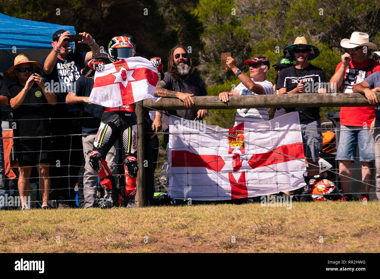 Melbourne, Australia. 24 Febbraio, 2019. MELBOURNE, Australia - 24 febbraio: Jonathan Rea 1 equitazione per Kawasaki Racing Team WorldSBK saluta tifosi durante il 2019 MOTUL FIM Superbike World Championship sul circuito australiano di Phillip Island il 24 febbraio 2019. Credito: Dave Hewison sport/Alamy Live News Foto Stock