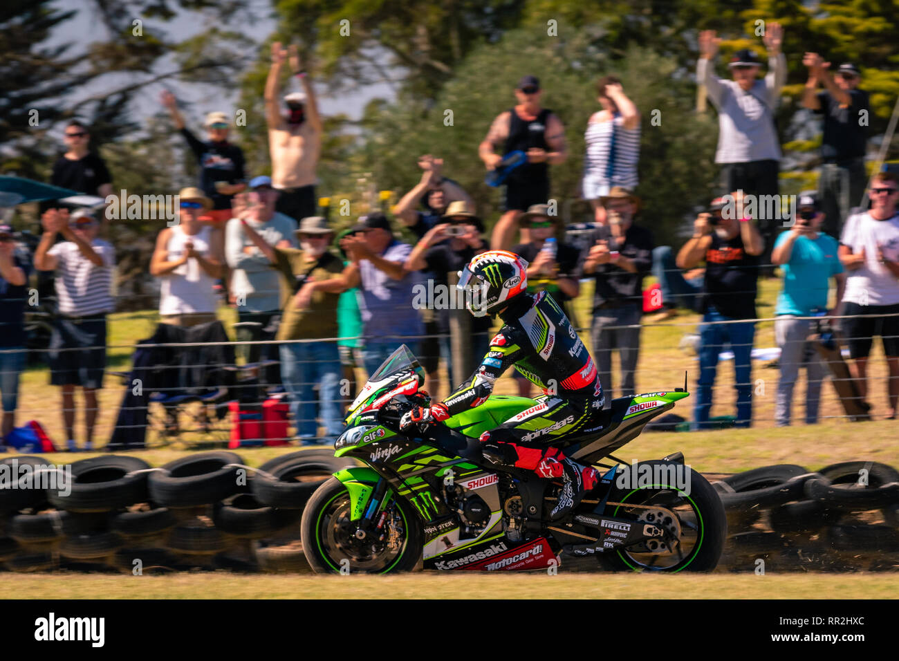 Melbourne, Australia. 24 Febbraio, 2019. MELBOURNE, Australia - 24 febbraio: Jonathan Rea 1 equitazione per Kawasaki Racing Team WorldSBK saluta tifosi durante il 2019 MOTUL FIM Superbike World Championship sul circuito australiano di Phillip Island il 24 febbraio 2019. Credito: Dave Hewison sport/Alamy Live News Foto Stock