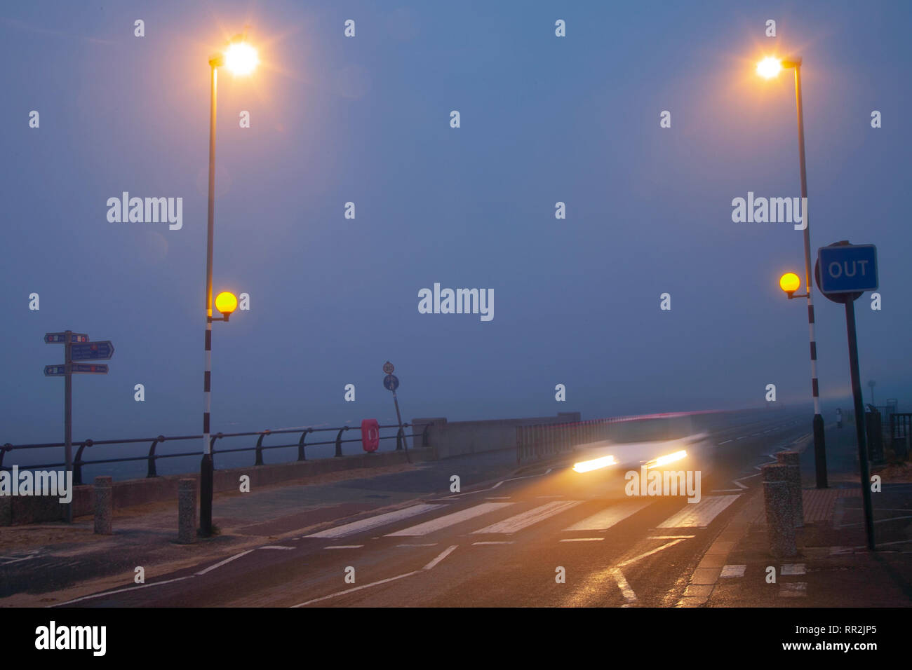 Southport, Merseyside. Il 24 febbraio, 2019. Regno Unito Meteo. Vaghi, foggy misty per iniziare la giornata con la pioggerellina leggera come la mattina presto traffico del centro città si illumina i pavimenti umidi. I percorsi del traffico dalla tarda notte festaioli usando i taxi segregati in casa; come luci dal passaggio di veicoli lasciare riflessioni sulla superficie della strada. Credito: MWI/AlamyLiveNews. Foto Stock