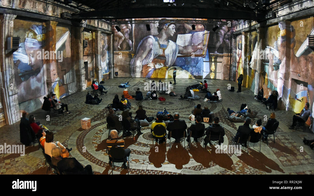 23 febbraio 2019, Sassonia, Lipsia: Al Kunstkraftwerk, i visitatori dello  spettacolo multimediale "LEONARDO DA VINCI - RAFFAELLO - MICHELANGELO,  giganti del Rinascimento' vedrà di Michelangelo da affreschi della Cappella  Sistina a Roma