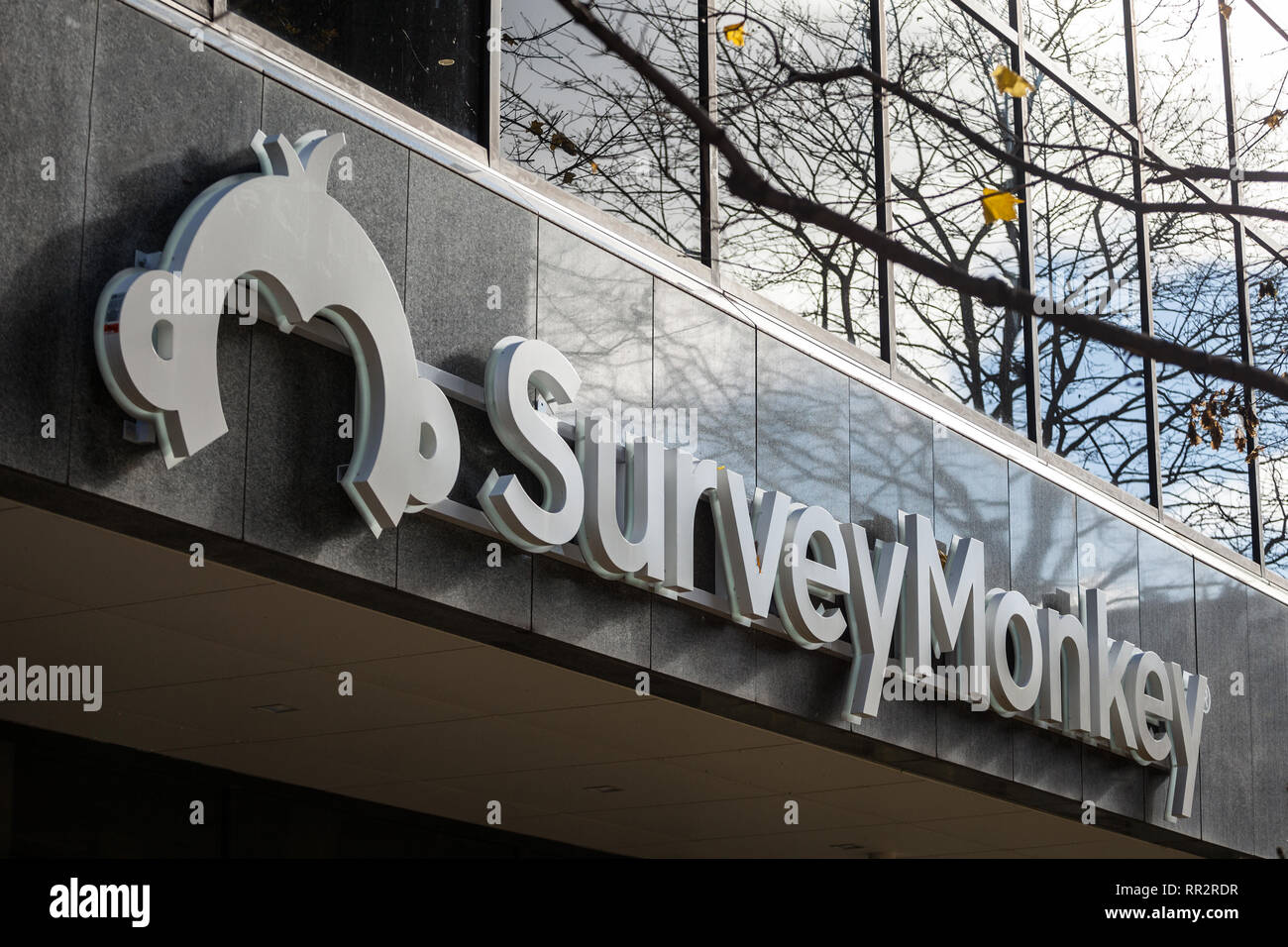 OTTAWA, Canada - 11 novembre 2018: SurveyMonkey logo sul loro principale ufficio di Ottawa, Ontario. Sondaggio la scimmia è un sito online e soluzioni spec Foto Stock