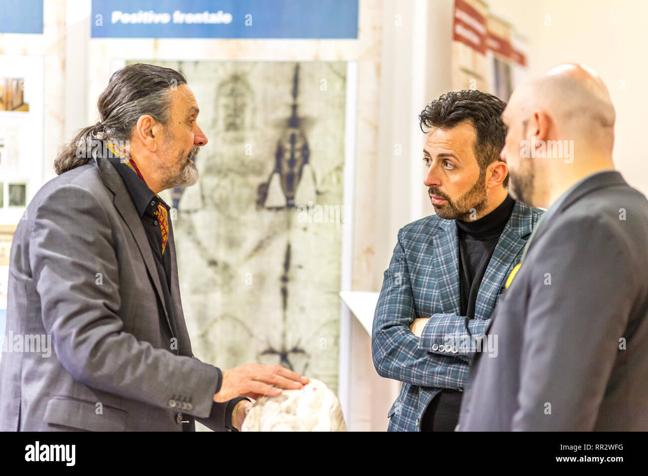 BOLOGNA, Italia - 18 febbraio 2019: stand presenter parlando con i visitatori allo stand della Sindone nella DEVOTIO prodotti religiosi e servizio exhibitio Foto Stock