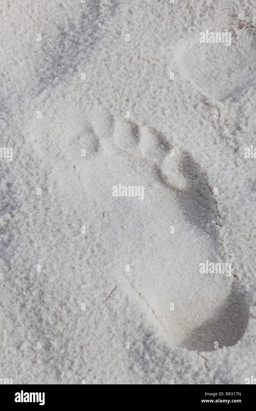 Una impronta nella sabbia bianca Foto Stock