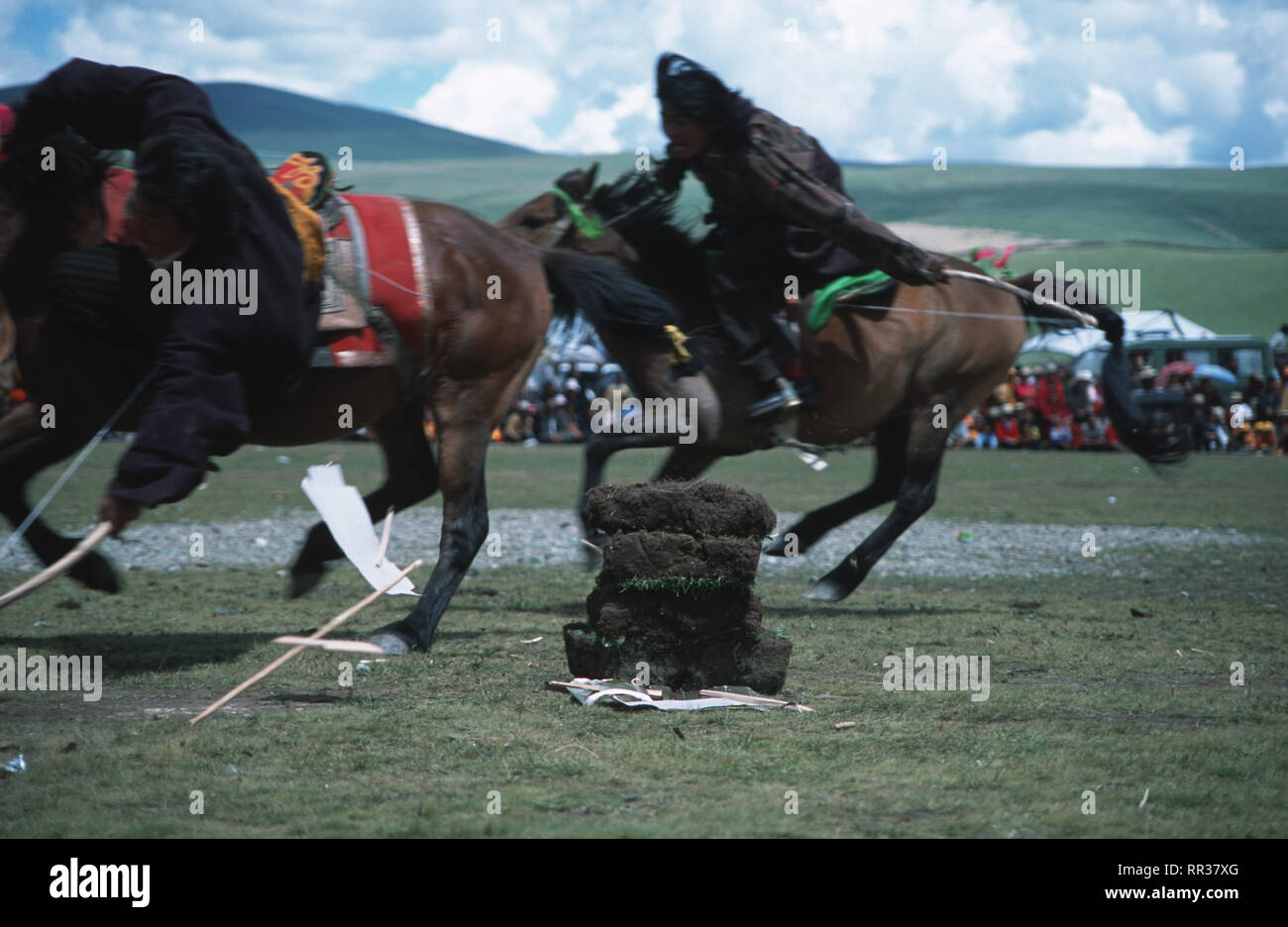 Didascalia: Litang, Sichuan, in Cina - Ago 2003. Cavalieri Khampa competere in caso di ripresa durante le corse di cavalli in Festival Litang, ex Tibet Foto Stock