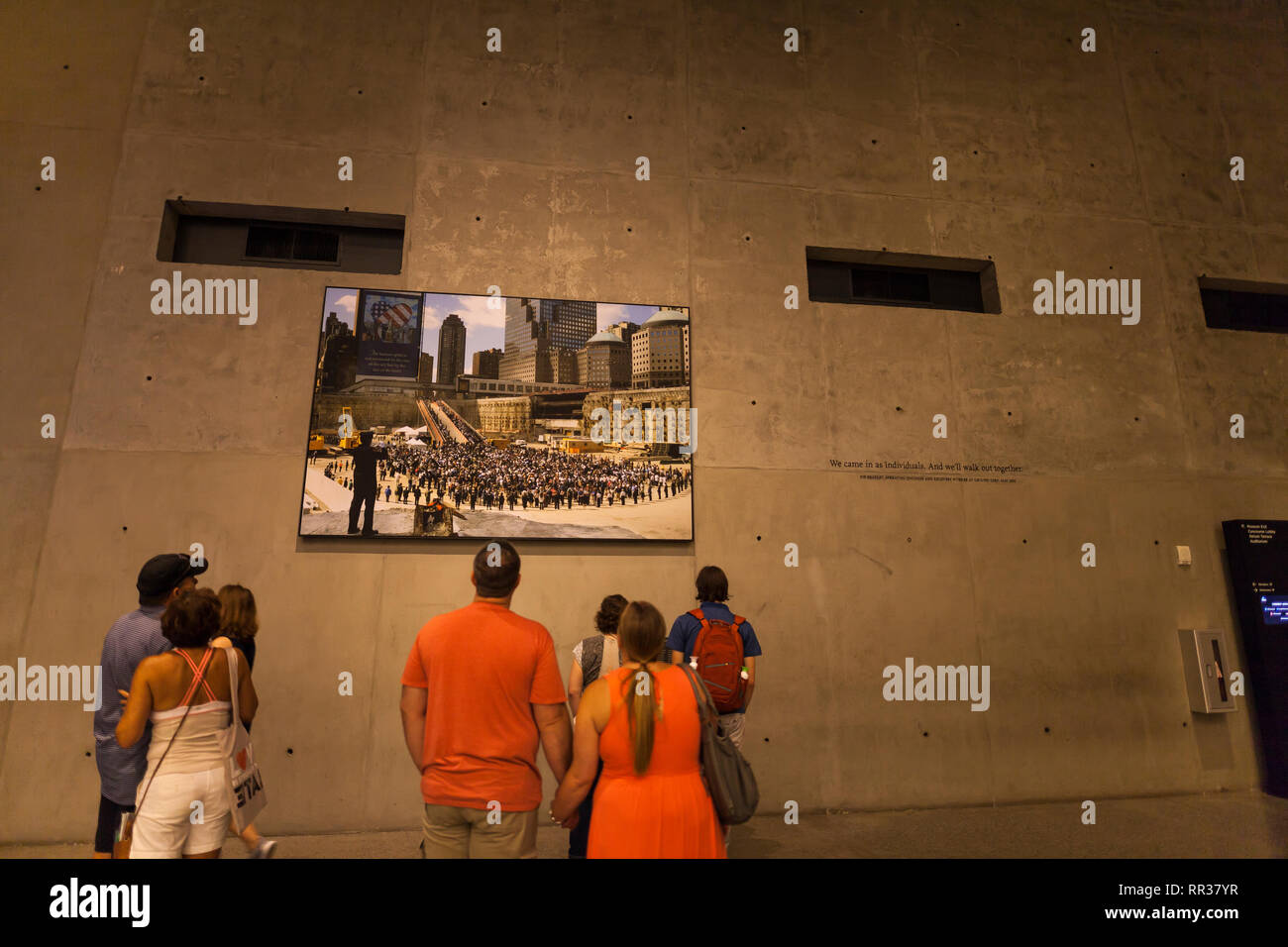 Tourist visualizzando una foto sulla parete interna del 9/11 Memorial Museum di New York, New York, Stati Uniti d'America Foto Stock