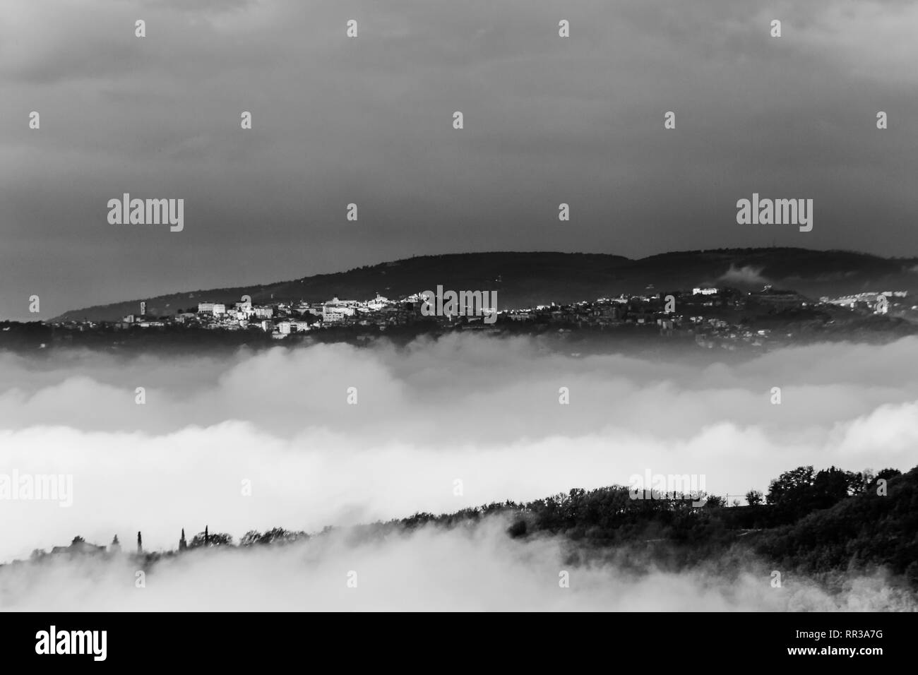 Una vista della città di Perugia (Umbria, Italia) sopra un mare di nebbia Foto Stock