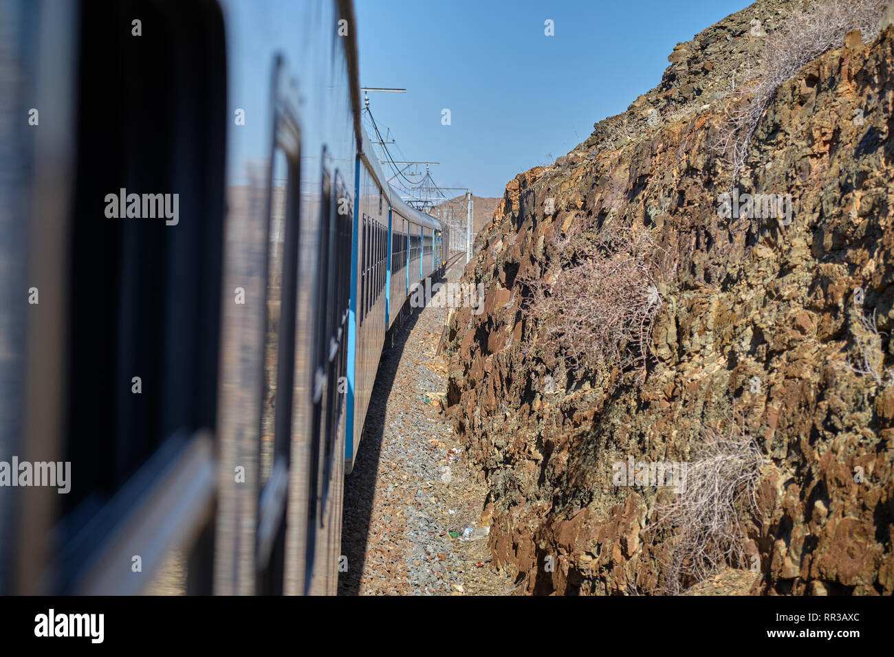 Vista dalla stazione di terra di Karoo dove il premier Classe treno legato per Cape Town fa il suo modo. Karoo, Sud Africa - 19 Gennaio 2019 Foto Stock