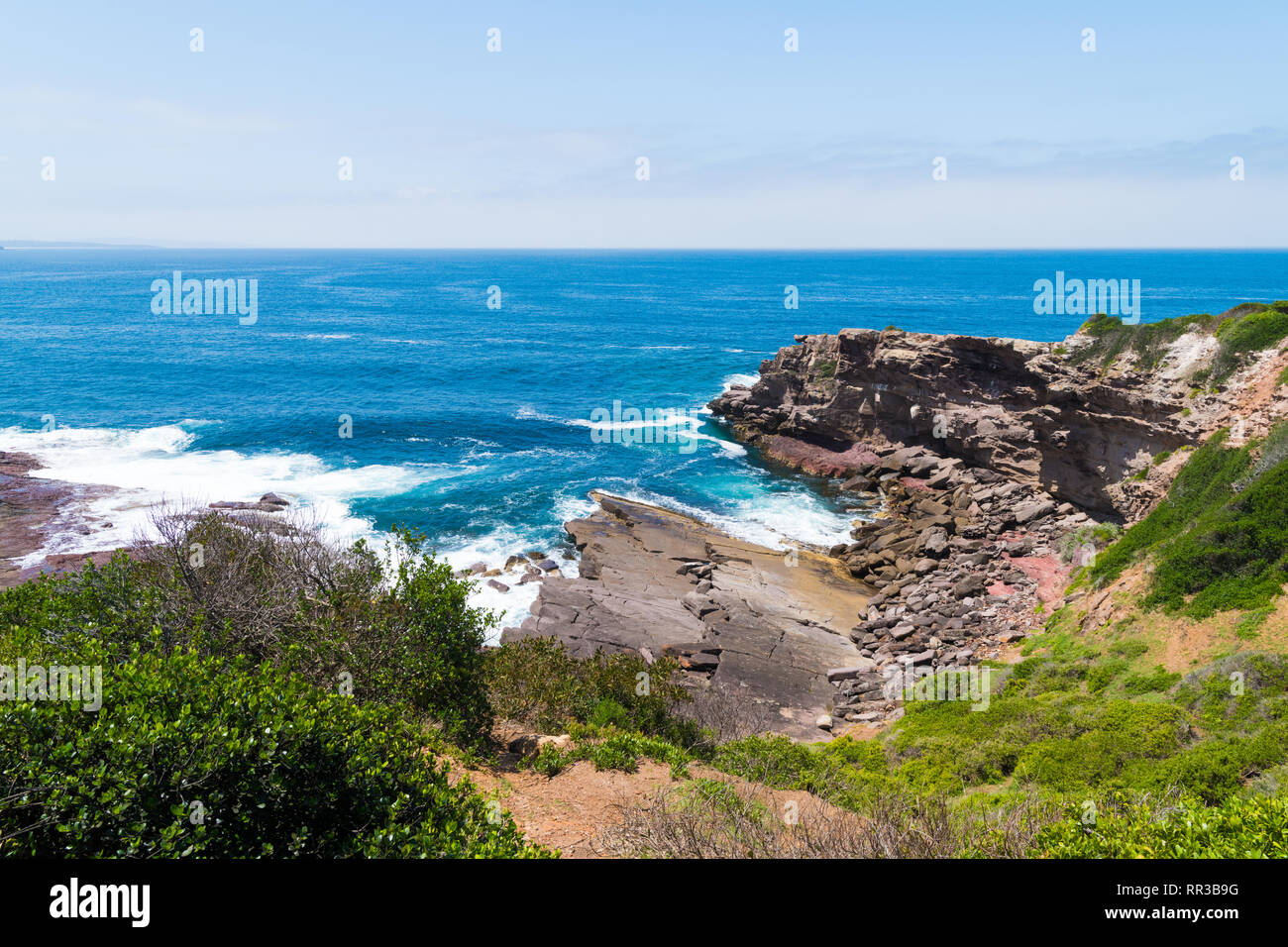 Vista sulla costa rocciosa al punto Heycock, noto per il whale watching, panoramiche vedute costiere e e birdwatching in Ben Boyd National Park, Austra Foto Stock