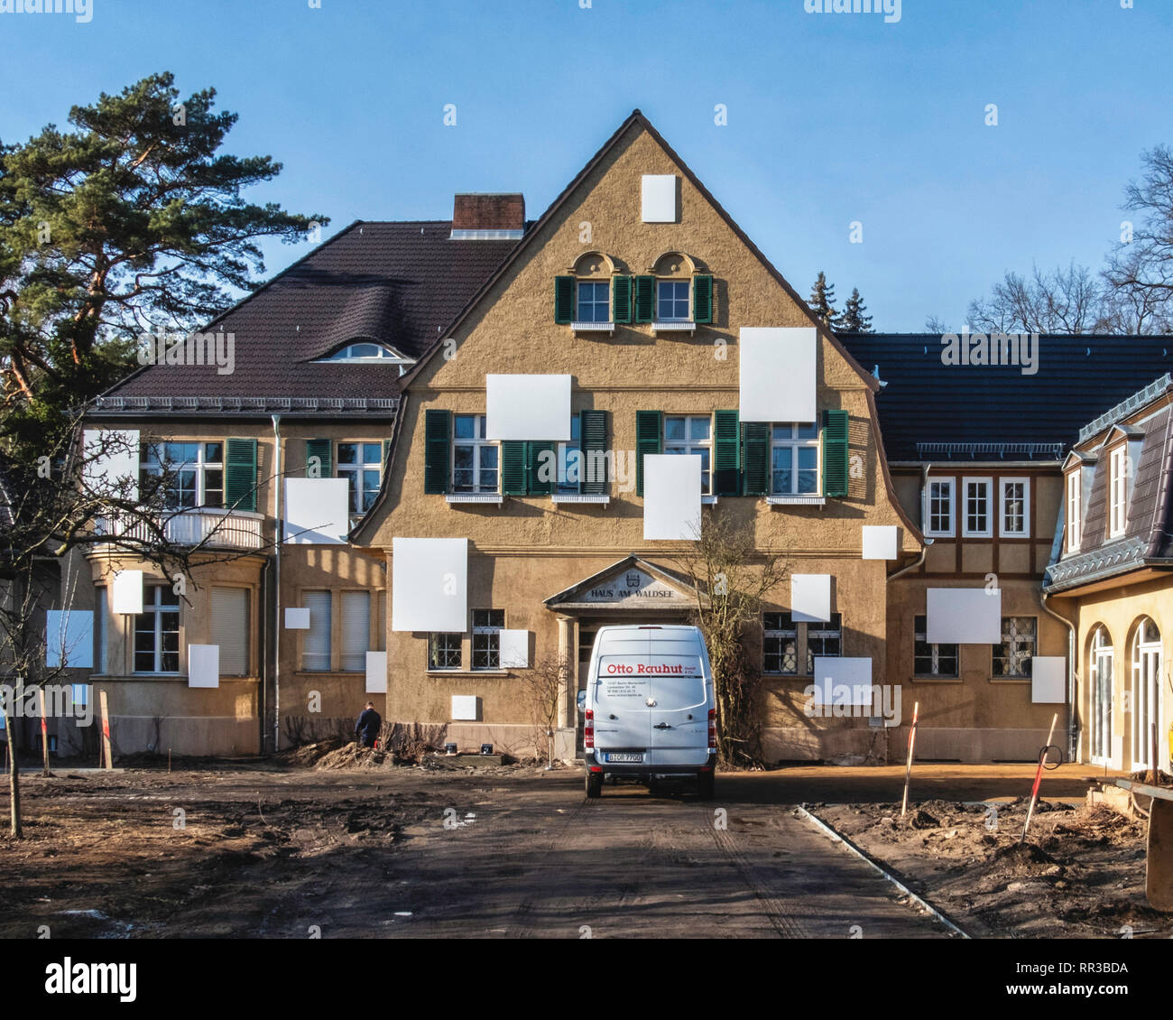 Berlino. Haus am Waldsee gallery & sede espositiva di arte contemporanea internazionale. L'esterno tele sono un arte di installazione Foto Stock