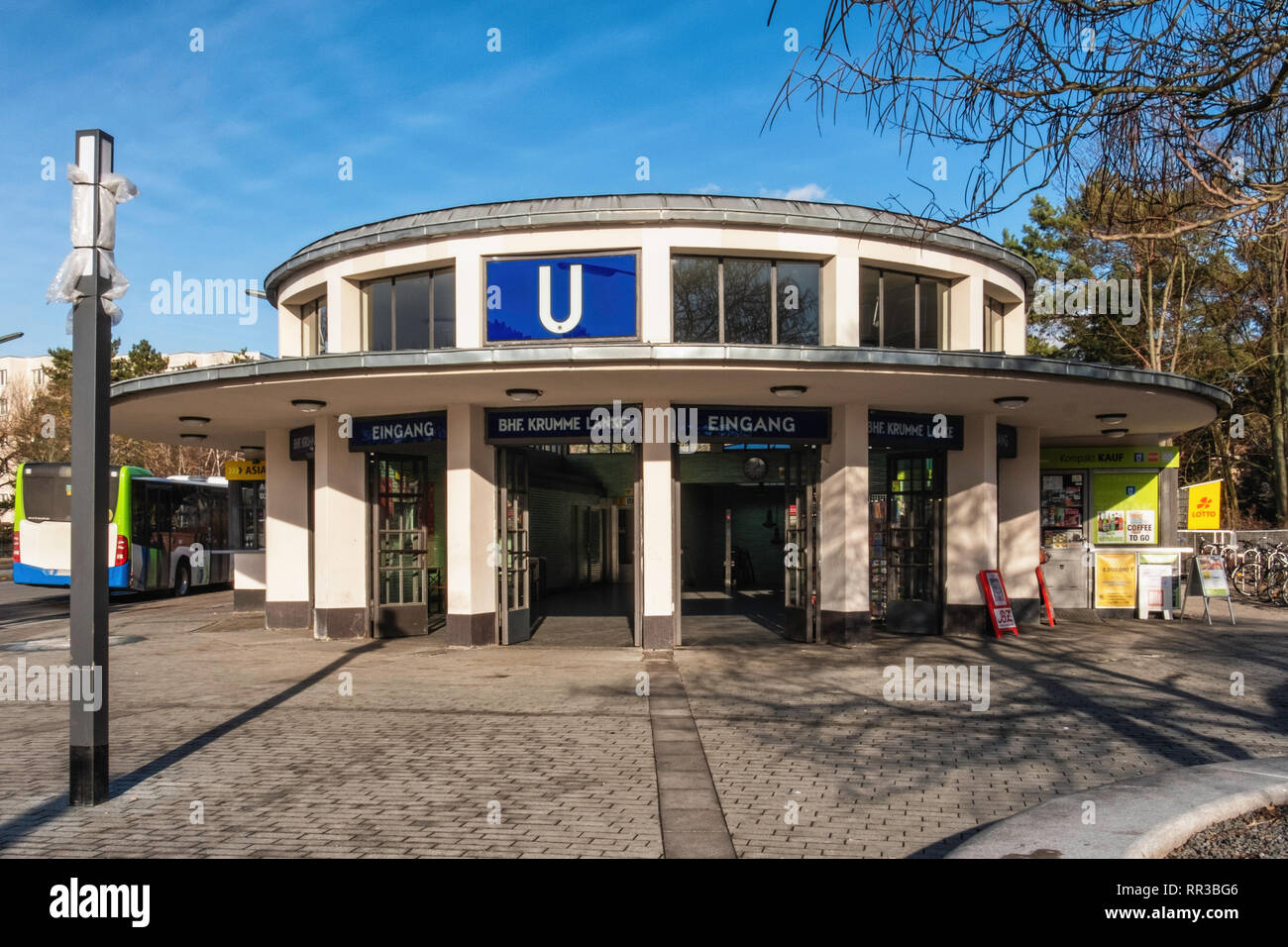 Berlino -- Zehlendorf. Krumme Lanke U-Bahn stazione ferroviaria Vista esterna e ingresso. La stazione è il capolinea sud-occidentale della linea U3 Foto Stock