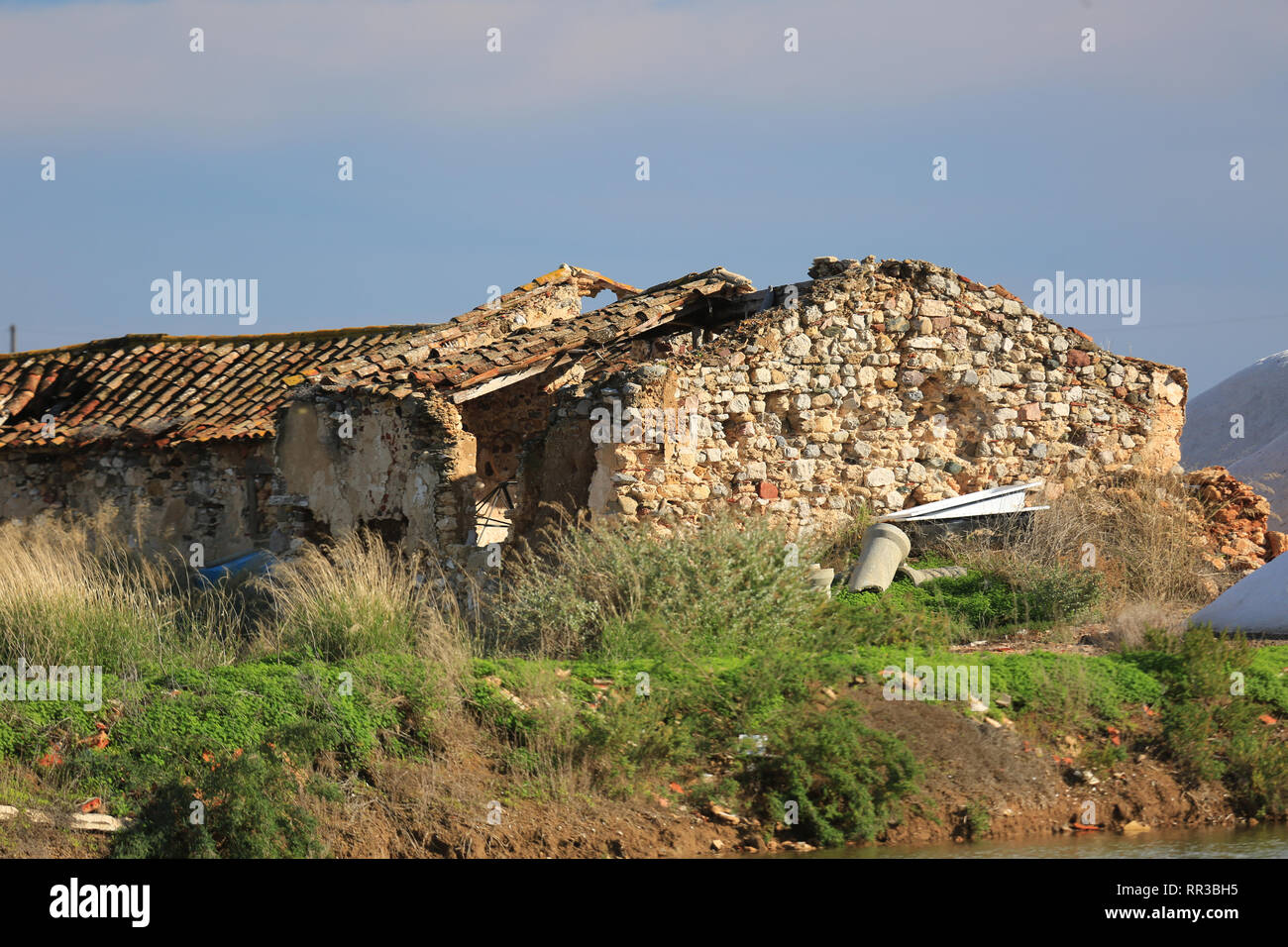 Il vecchio edificio abbandonato utilizzato nella produzione di sale, taverna, Portogallo Foto Stock