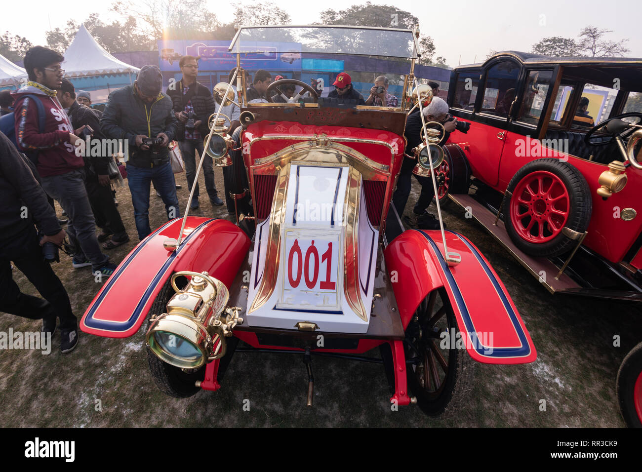 Vintage,auto,Renault Feres,1906,Kolkata, classico,,auto da rally,giovane generazione, ispezione,a,riverenza,l'India. Foto Stock