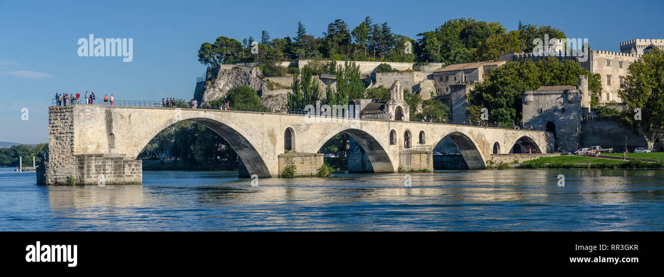 Una vista del Pont d'Avignon o Benezet bridge e Palais des Papes di Avignon Francia Foto Stock