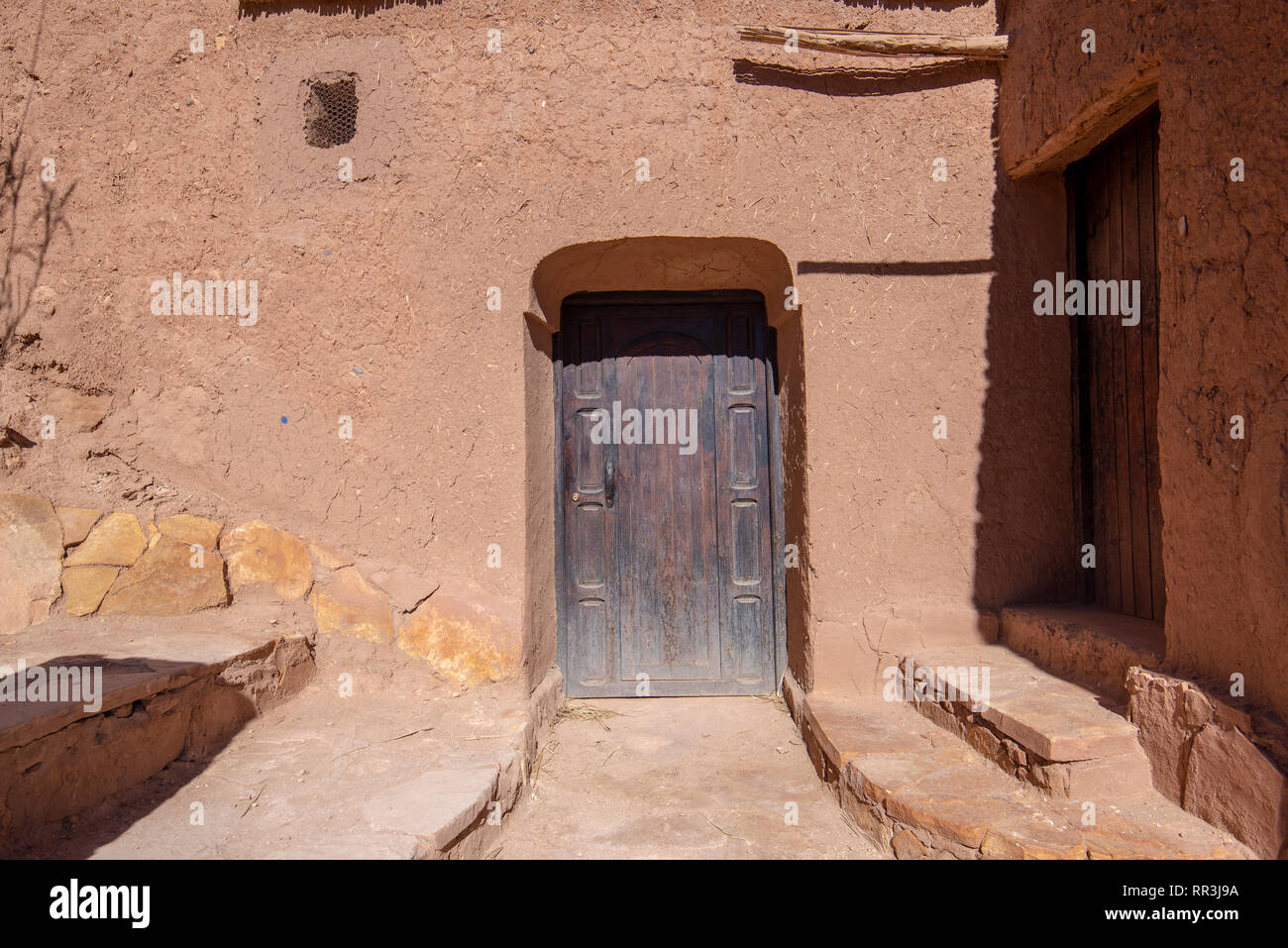 Casa Berber porta di legno in Ksar di Ait Benhaddou - città fortificata (ighrem) sull'ex caravan itinerario tra il Sahara e Marrakech, Marocco Foto Stock