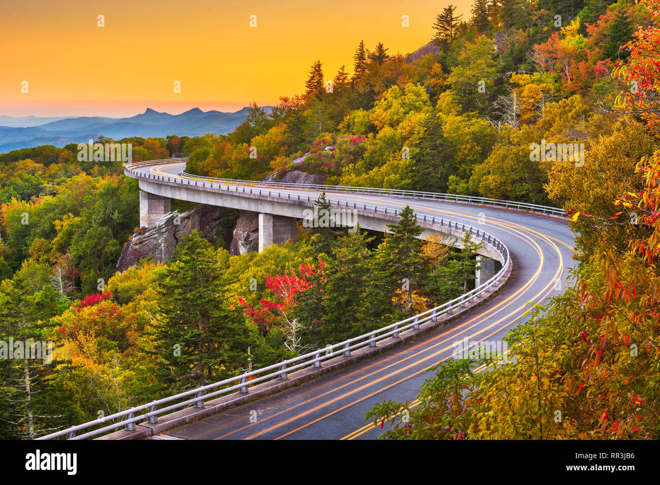 Il nonno di montagna, North Carolina, Stati Uniti d'America di Linn Cove viadotto dopo il tramonto. Foto Stock