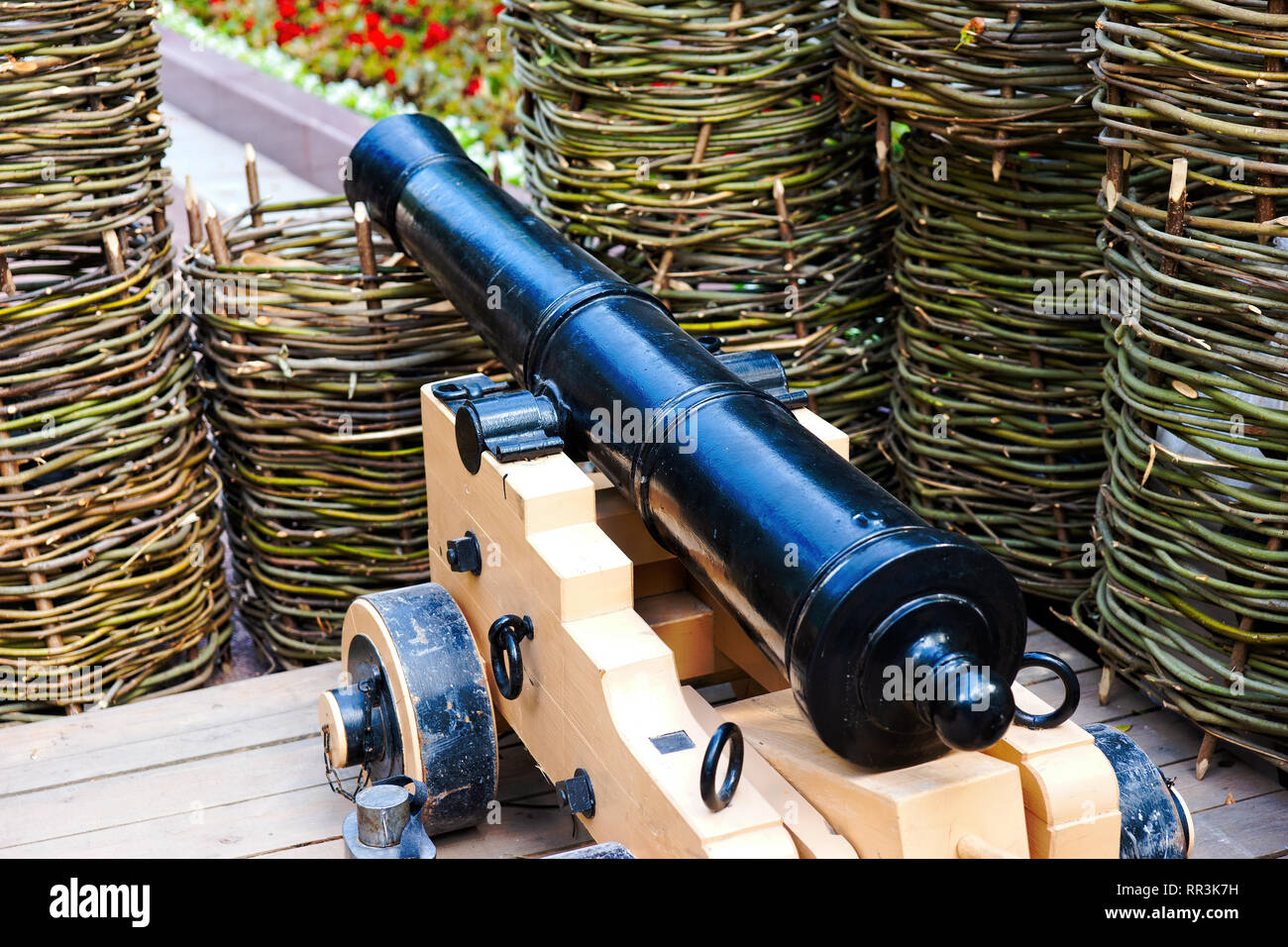 Diciannove-secolo cannone in una postazione di artiglieria protetti da cesti di vimini riempito con terra. Storia militare di scena Foto Stock