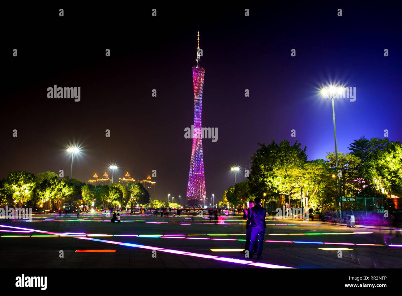 Guangzhou - Cina - Gennaio 3, 2018: Canton tower e Guangzhou moderno Xiancun downtown area vedute dei grattacieli moderni e turisti a piedi da Foto Stock