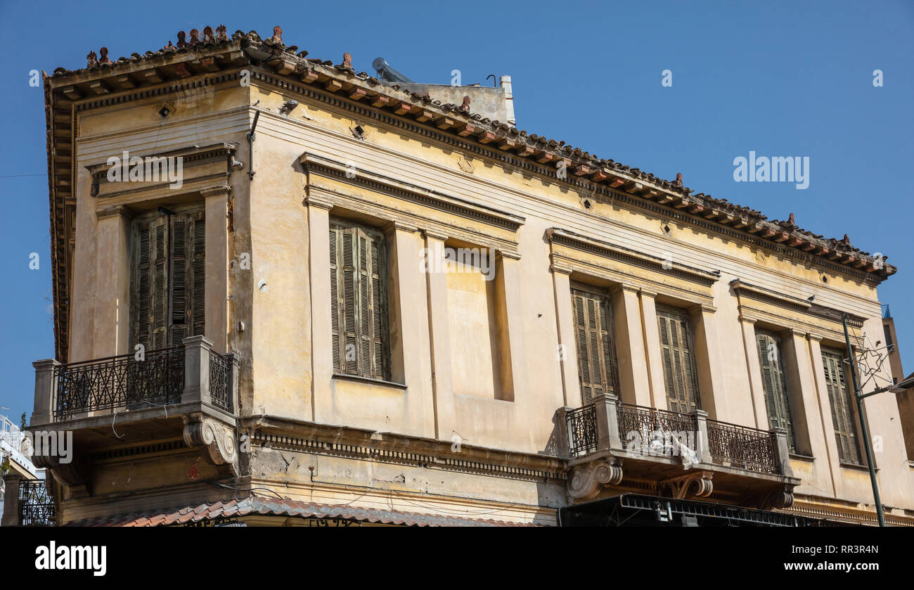 Rovinato facciata di un abbandonato edificio neoclassico a Monastiraki, Atene, Grecia Foto Stock