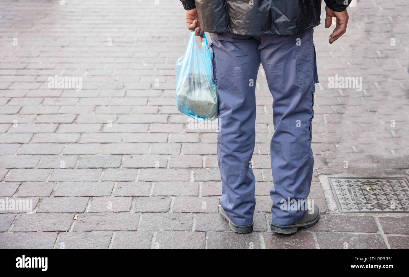 Sacchetti di plastica. L'uomo hoding blu di un sacchetto di plastica. Vista ingrandita, spazio di copia Foto Stock