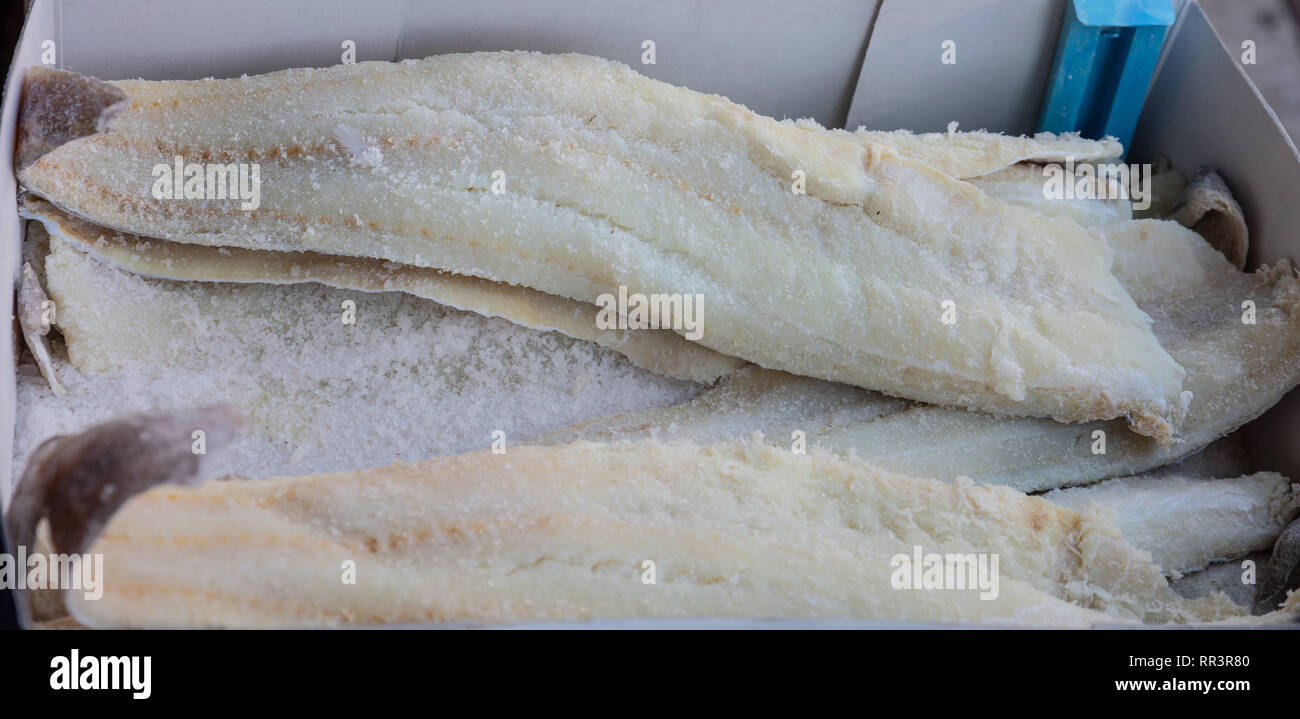 Salati merluzzo essiccato in una scatola di cartone, sfondo, texture. Primo piano Foto Stock