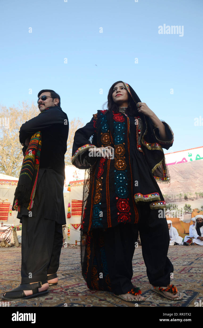 Artisti provenienti da cinque province di eseguire la danza culturale con belle abiti durante "Sanwal Mor Mohara" festival organizzato congiuntamente dal Punjab Arts Council e DG Khan Arts Council al giardino di Jinnah Open Air Theatre di Lahore. (Foto di rana Sajid Hussain / Pacific Stampa) Foto Stock