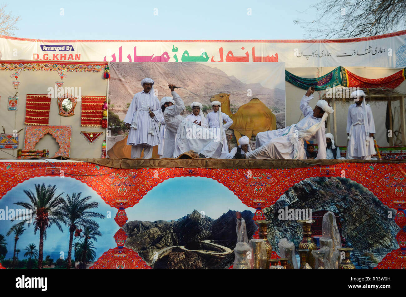 Artisti provenienti da cinque province di eseguire la danza culturale con belle abiti durante "Sanwal Mor Mohara" festival organizzato congiuntamente dal Punjab Arts Council e DG Khan Arts Council al giardino di Jinnah Open Air Theatre di Lahore. (Foto di rana Sajid Hussain / Pacific Stampa) Foto Stock