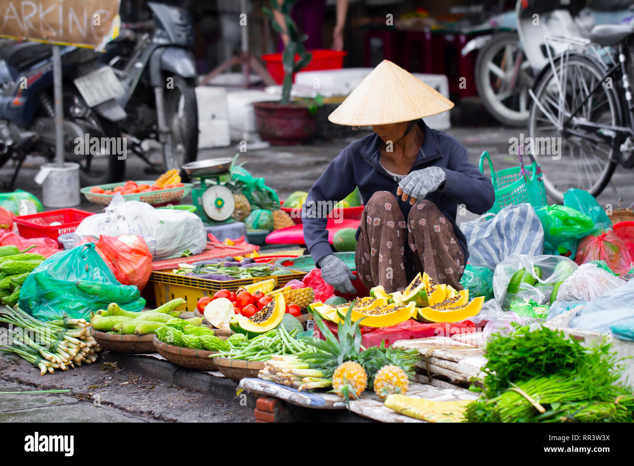 Vietnamese street venditore a vendere le erbe sul mercato di strada, a Saigon, Vietnam. Foto Stock