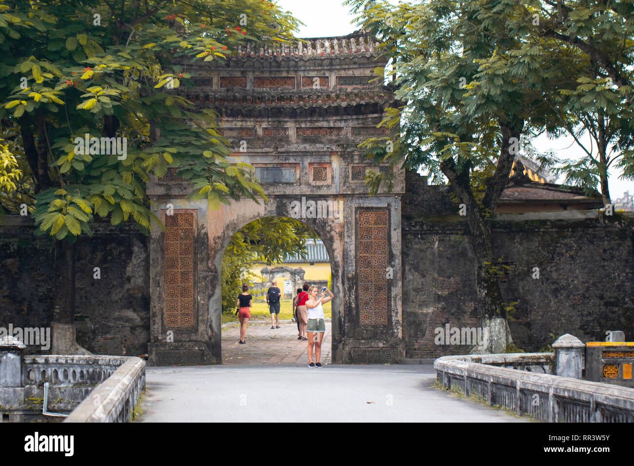 Hue, Vietnam - Giugno 2017: i turisti in giro per la cittadella di Hue, Vietnam. Foto Stock