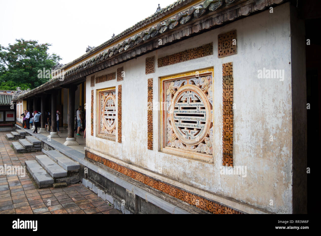 Hue, Vietnam - Giugno 2017: i turisti in giro per la cittadella di Hue, Vietnam. Foto Stock