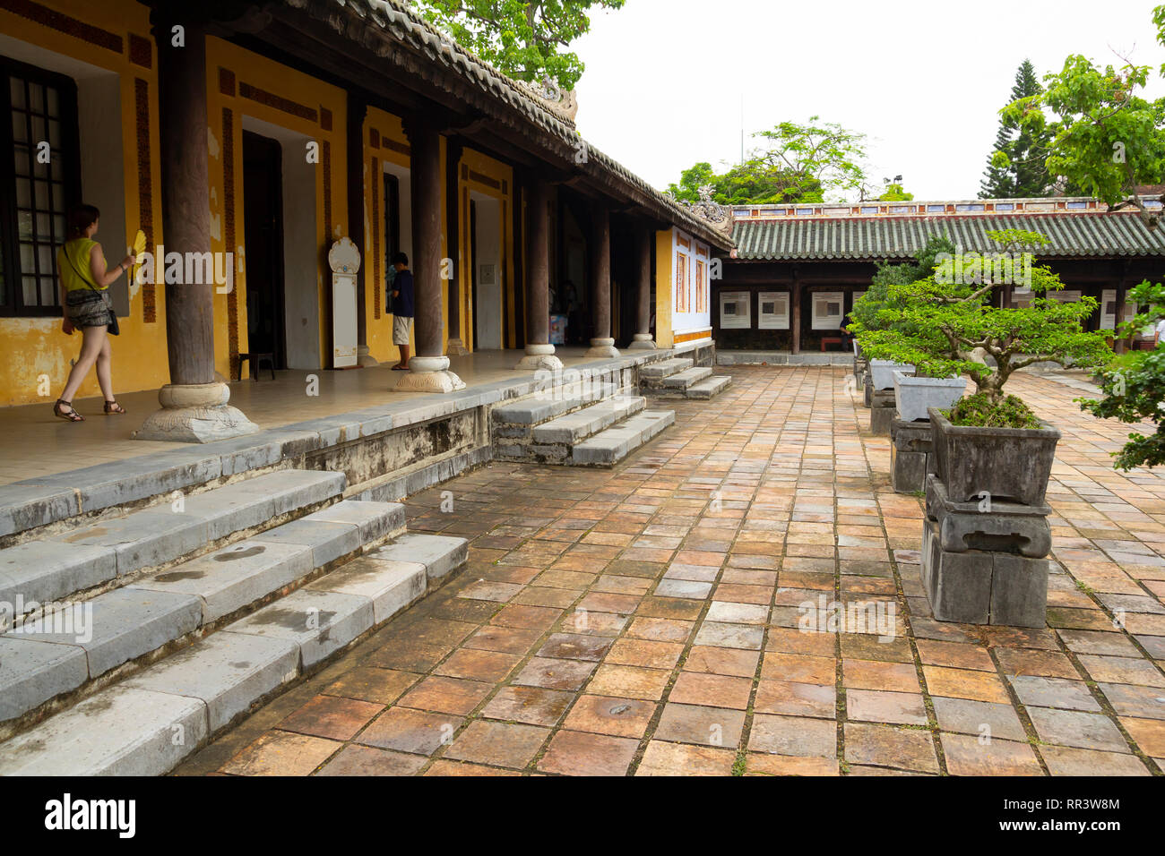 Cortile della città imperiale la cittadella di Hue, Vietnam Foto Stock