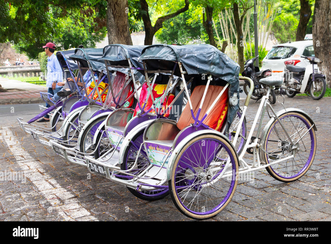 Hue, Vietnam - Giugno 2017: riskshaws sulla strada in attesa che il cliente in tinta, Vietnam. Foto Stock