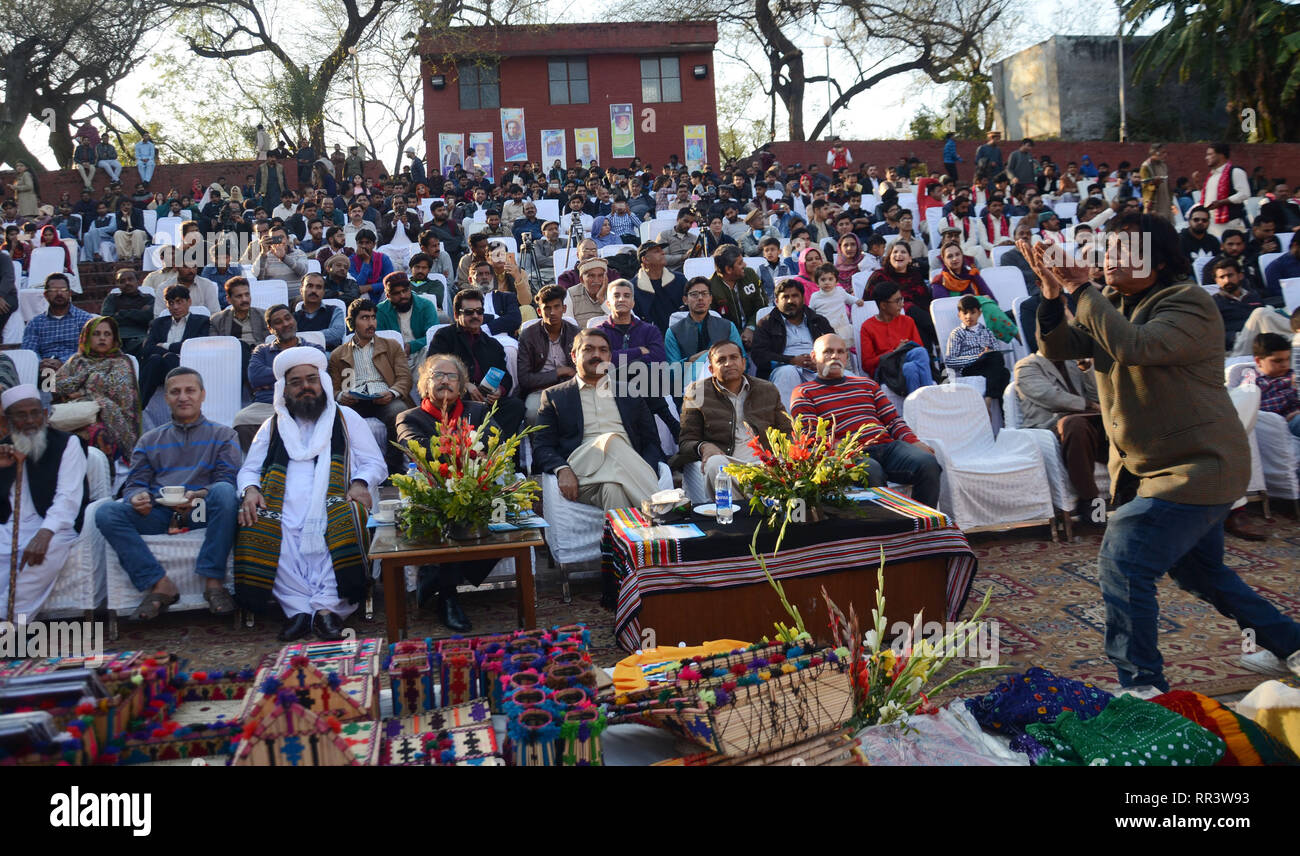 Lahore, Pakistan. Il 23 febbraio, 2019. Artisti provenienti da cinque province di eseguire la danza culturale con belle abiti durante "Sanwal Mor Mohara" festival organizzato congiuntamente dal Punjab Arts Council e DG Khan Arts Council al giardino di Jinnah Open Air Theatre di Lahore. Credito: Rana Sajid Hussain/Pacific Press/Alamy Live News Foto Stock