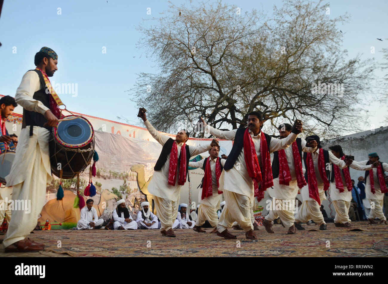 Lahore, Pakistan. Il 23 febbraio, 2019. Artisti provenienti da cinque province di eseguire la danza culturale con belle abiti durante "Sanwal Mor Mohara" festival organizzato congiuntamente dal Punjab Arts Council e DG Khan Arts Council al giardino di Jinnah Open Air Theatre di Lahore. Credito: Rana Sajid Hussain/Pacific Press/Alamy Live News Foto Stock