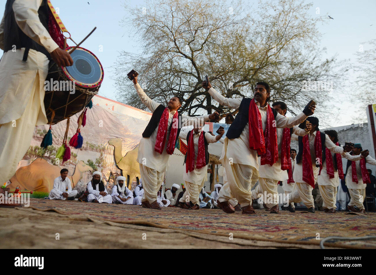 Lahore, Pakistan. Il 23 febbraio, 2019. Artisti provenienti da cinque province di eseguire la danza culturale con belle abiti durante "Sanwal Mor Mohara" festival organizzato congiuntamente dal Punjab Arts Council e DG Khan Arts Council al giardino di Jinnah Open Air Theatre di Lahore. Credito: Rana Sajid Hussain/Pacific Press/Alamy Live News Foto Stock