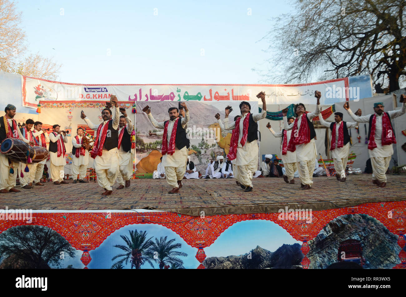 Lahore, Pakistan. Il 23 febbraio, 2019. Artisti provenienti da cinque province di eseguire la danza culturale con belle abiti durante "Sanwal Mor Mohara" festival organizzato congiuntamente dal Punjab Arts Council e DG Khan Arts Council al giardino di Jinnah Open Air Theatre di Lahore. Credito: Rana Sajid Hussain/Pacific Press/Alamy Live News Foto Stock