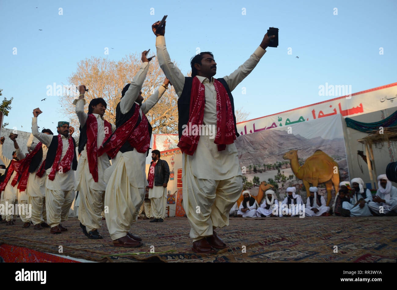 Lahore, Pakistan. Il 23 febbraio, 2019. Artisti provenienti da cinque province di eseguire la danza culturale con belle abiti durante "Sanwal Mor Mohara" festival organizzato congiuntamente dal Punjab Arts Council e DG Khan Arts Council al giardino di Jinnah Open Air Theatre di Lahore. Credito: Rana Sajid Hussain/Pacific Press/Alamy Live News Foto Stock