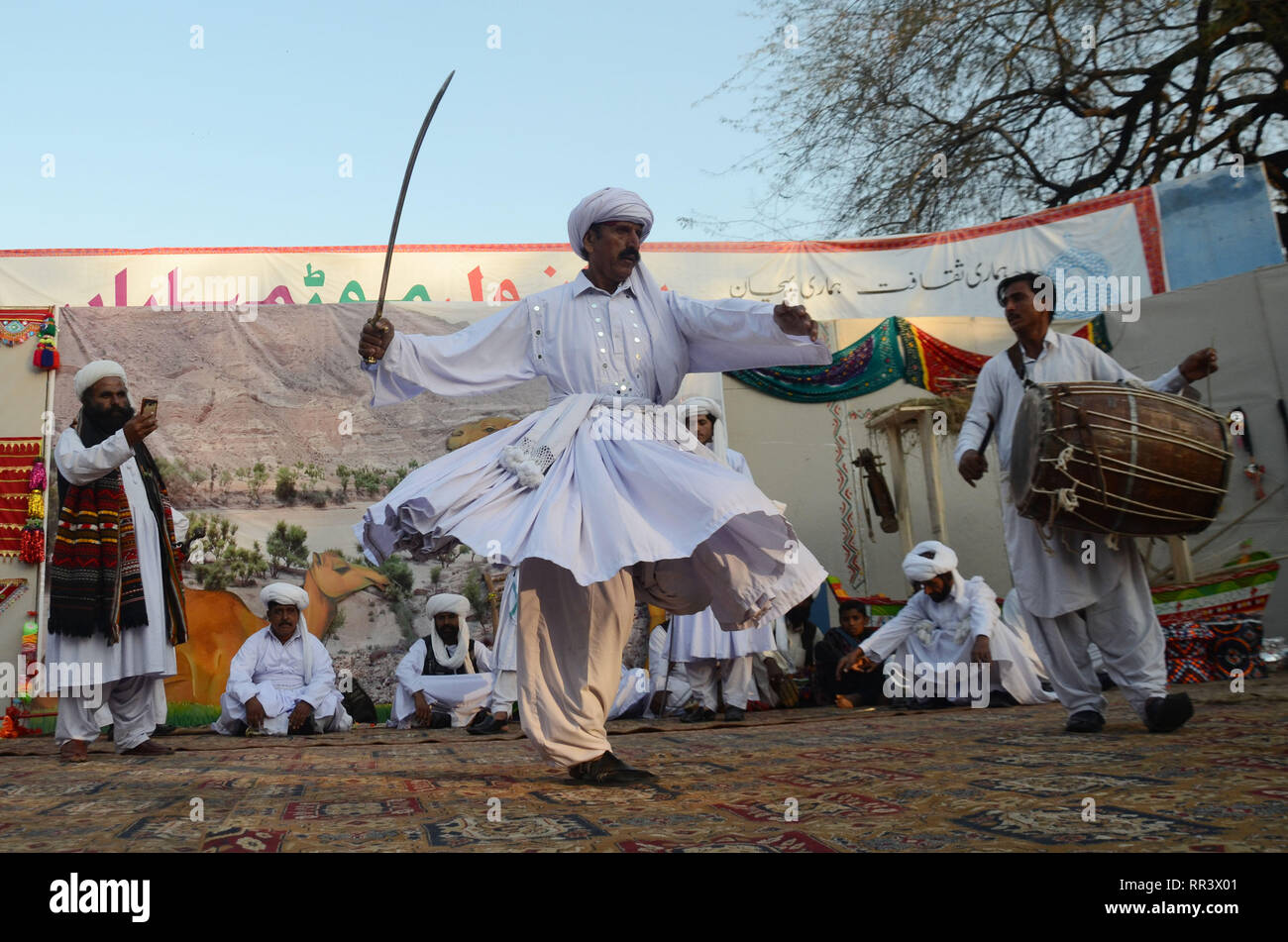 Lahore, Pakistan. Il 23 febbraio, 2019. Artisti provenienti da cinque province di eseguire la danza culturale con belle abiti durante "Sanwal Mor Mohara" festival organizzato congiuntamente dal Punjab Arts Council e DG Khan Arts Council al giardino di Jinnah Open Air Theatre di Lahore. Credito: Rana Sajid Hussain/Pacific Press/Alamy Live News Foto Stock