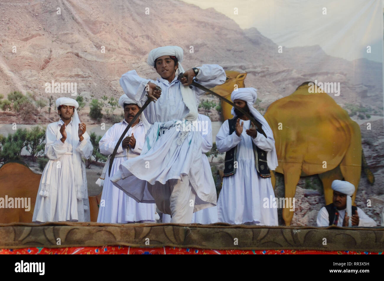 Lahore, Pakistan. Il 23 febbraio, 2019. Artisti provenienti da cinque province di eseguire la danza culturale con belle abiti durante "Sanwal Mor Mohara" festival organizzato congiuntamente dal Punjab Arts Council e DG Khan Arts Council al giardino di Jinnah Open Air Theatre di Lahore. Credito: Rana Sajid Hussain/Pacific Press/Alamy Live News Foto Stock