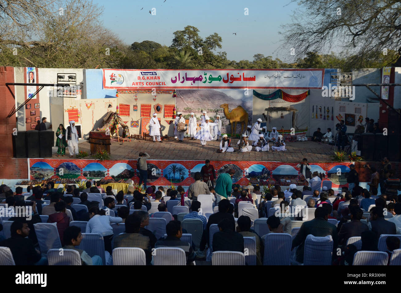 Lahore, Pakistan. Il 23 febbraio, 2019. Artisti provenienti da cinque province di eseguire la danza culturale con belle abiti durante "Sanwal Mor Mohara" festival organizzato congiuntamente dal Punjab Arts Council e DG Khan Arts Council al giardino di Jinnah Open Air Theatre di Lahore. Credito: Rana Sajid Hussain/Pacific Press/Alamy Live News Foto Stock