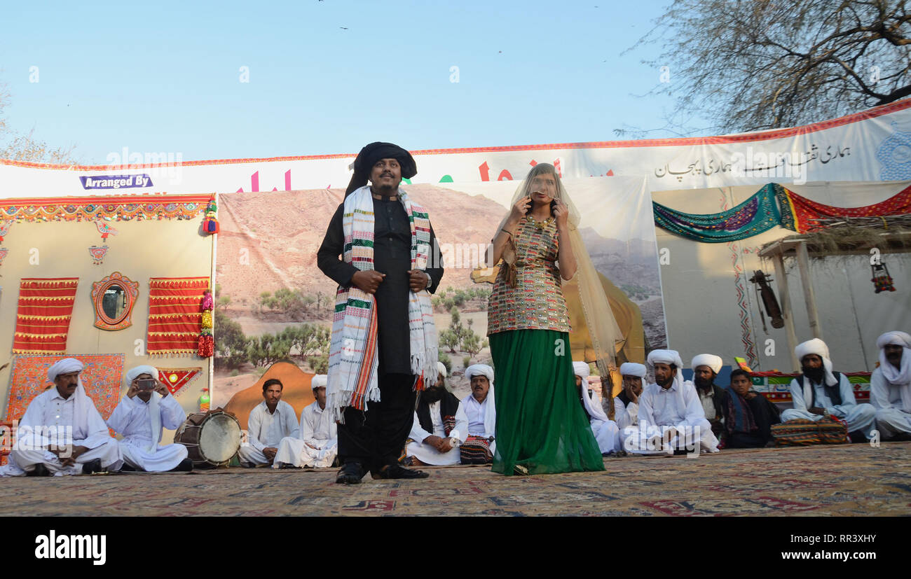 Lahore, Pakistan. Il 23 febbraio, 2019. Artisti provenienti da cinque province di eseguire la danza culturale con belle abiti durante "Sanwal Mor Mohara" festival organizzato congiuntamente dal Punjab Arts Council e DG Khan Arts Council al giardino di Jinnah Open Air Theatre di Lahore. Credito: Rana Sajid Hussain/Pacific Press/Alamy Live News Foto Stock