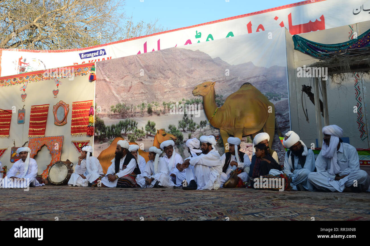 Lahore, Pakistan. Il 23 febbraio, 2019. Artisti provenienti da cinque province di eseguire la danza culturale con belle abiti durante "Sanwal Mor Mohara" festival organizzato congiuntamente dal Punjab Arts Council e DG Khan Arts Council al giardino di Jinnah Open Air Theatre di Lahore. Credito: Rana Sajid Hussain/Pacific Press/Alamy Live News Foto Stock