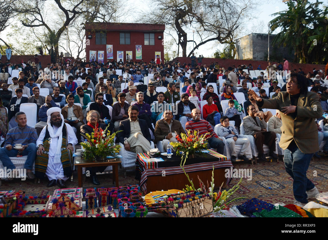 Lahore, Pakistan. Il 23 febbraio, 2019. Artisti provenienti da cinque province di eseguire la danza culturale con belle abiti durante "Sanwal Mor Mohara" festival organizzato congiuntamente dal Punjab Arts Council e DG Khan Arts Council al giardino di Jinnah Open Air Theatre di Lahore. Credito: Rana Sajid Hussain/Pacific Press/Alamy Live News Foto Stock