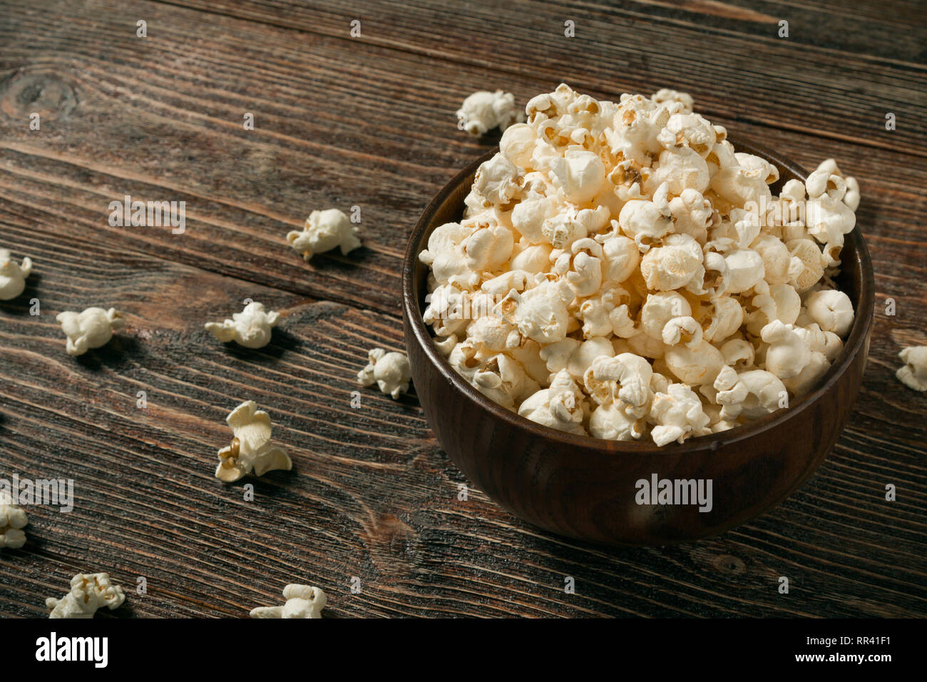 Il Popcorn nella ciotola sul vecchio sfondo di legno. Foto Stock