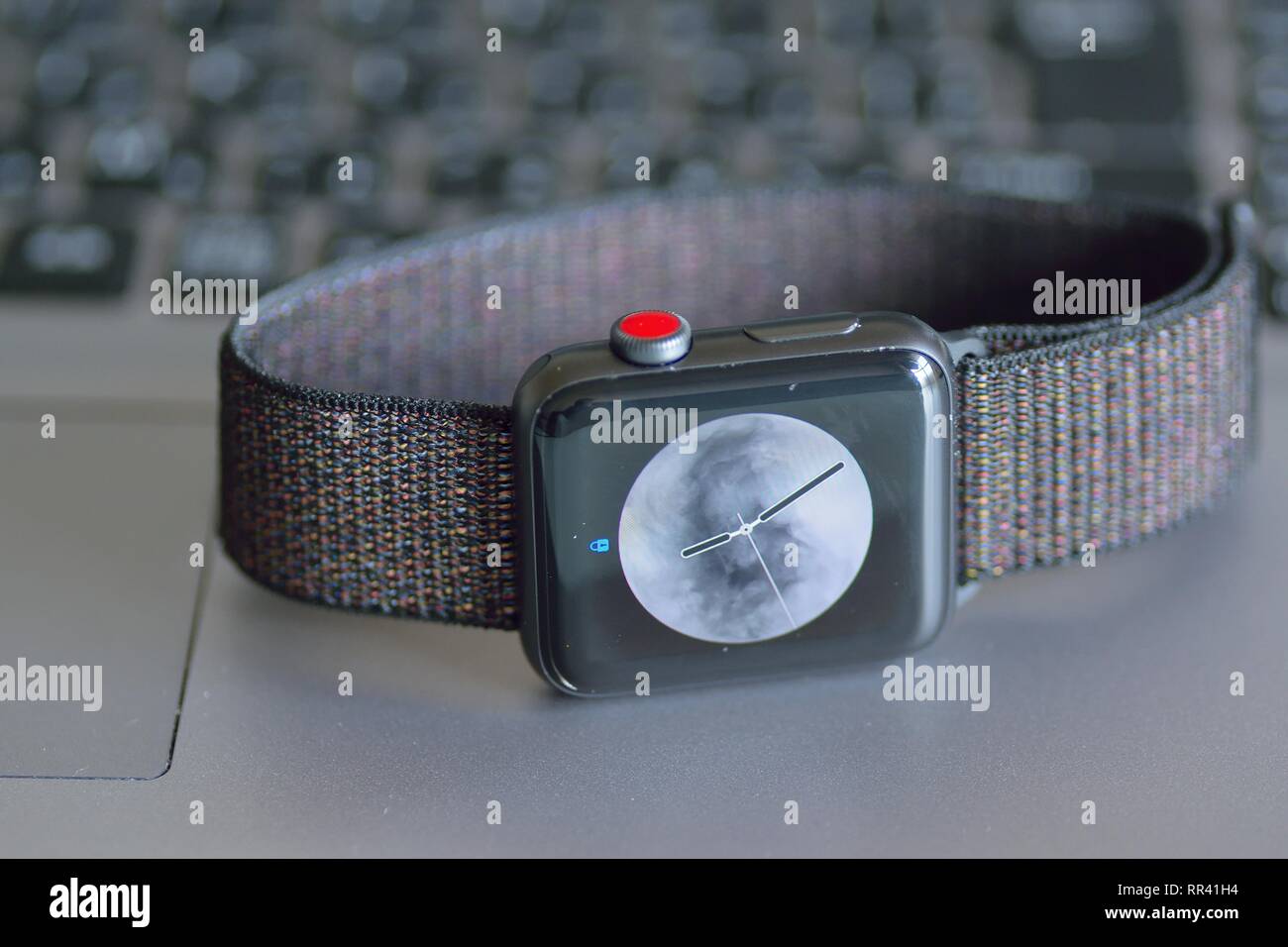 Apple guarda con laptop sfocata tastiera PC sfondo. Guarda Apple è leader del settore smart watch brand Foto Stock
