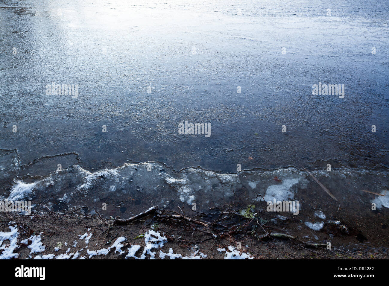 Thin Ice sul lago di superficie di acqua Foto Stock