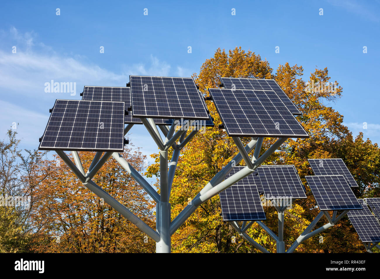 Pannelli solari su uno stand nel parco cittadino, moduli fotovoltaici, sostenibile fonte di energia rinnovabile Foto Stock