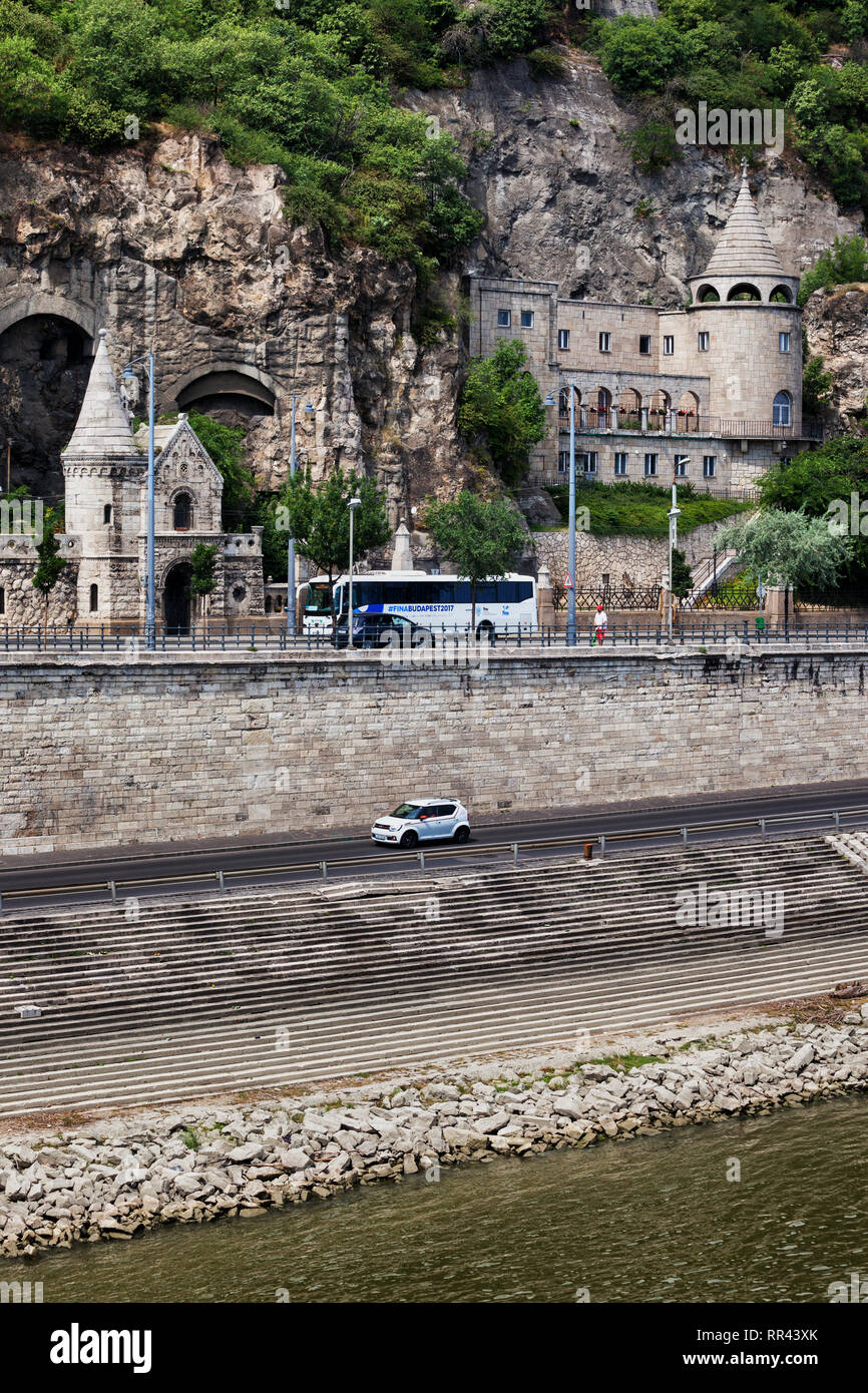 Cappella rupestre, grotta chiesa (Sziklakapolna) presso la collina Gellert dal fiume Danubio a Budapest, Ungheria Foto Stock