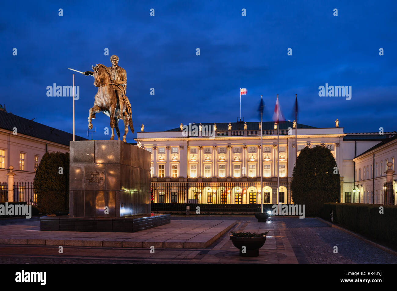 Polonia - Varsavia, il Palazzo Presidenziale e il Principe Jozef Poniatowski statua di notte, punti di riferimento della città. Foto Stock